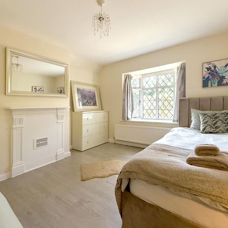 Rural Lodge Stay In Windsor! Hot Tub! Sleeps 20 Bray Bagian luar foto