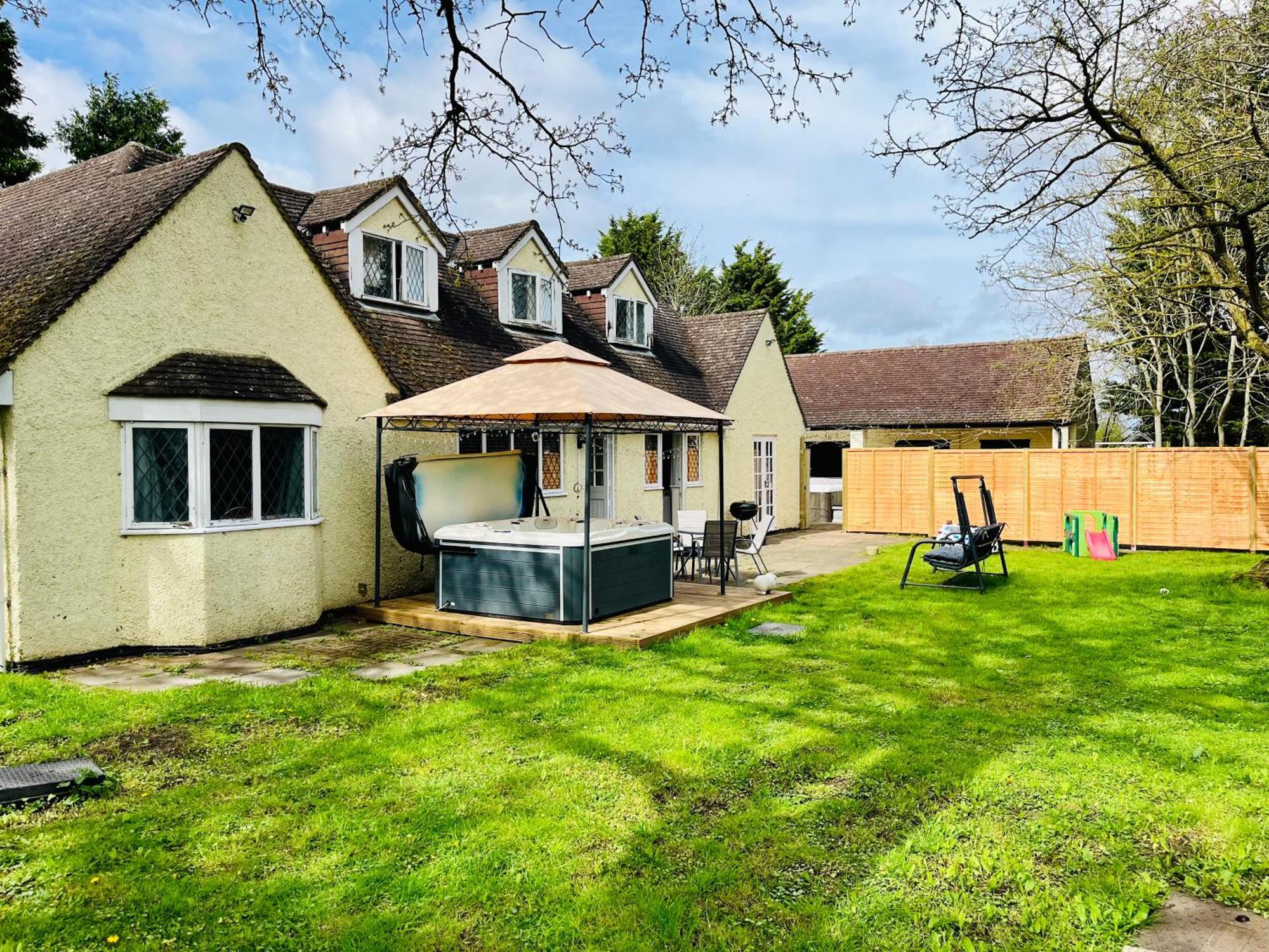 Rural Lodge Stay In Windsor! Hot Tub! Sleeps 20 Bray Bagian luar foto