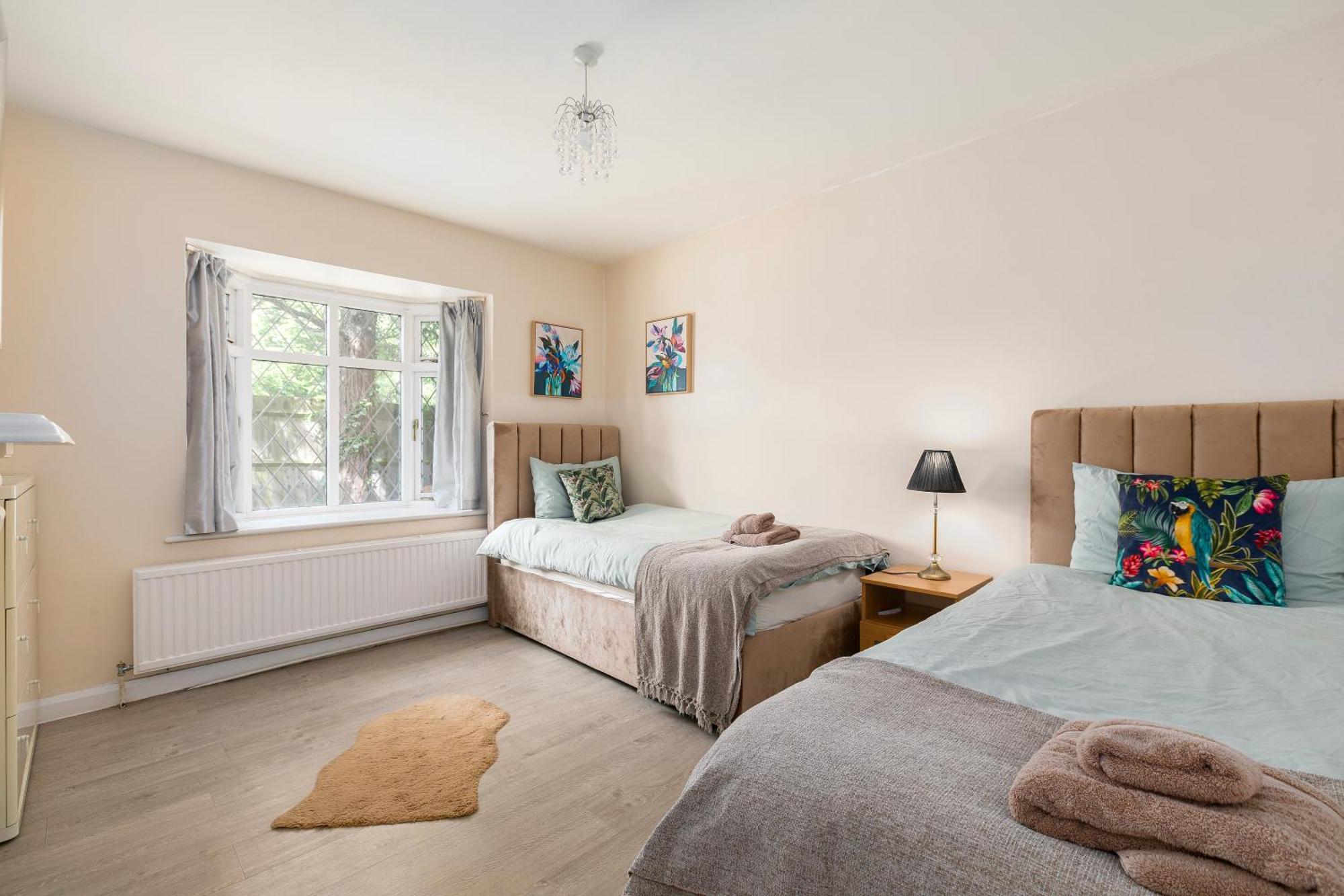 Rural Lodge Stay In Windsor! Hot Tub! Sleeps 20 Bray Bagian luar foto