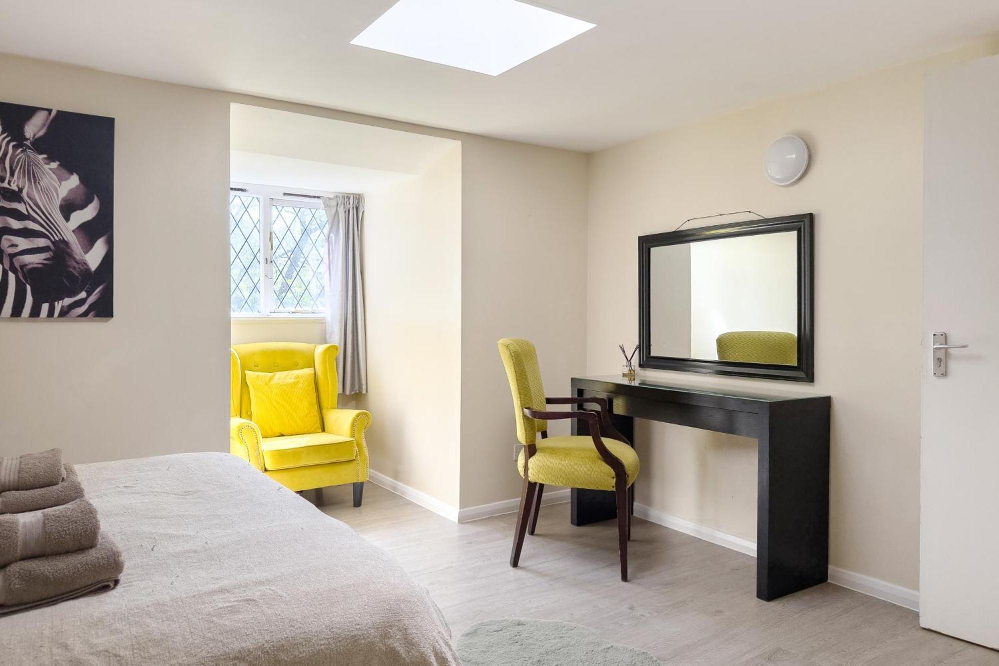 Rural Lodge Stay In Windsor! Hot Tub! Sleeps 20 Bray Bagian luar foto