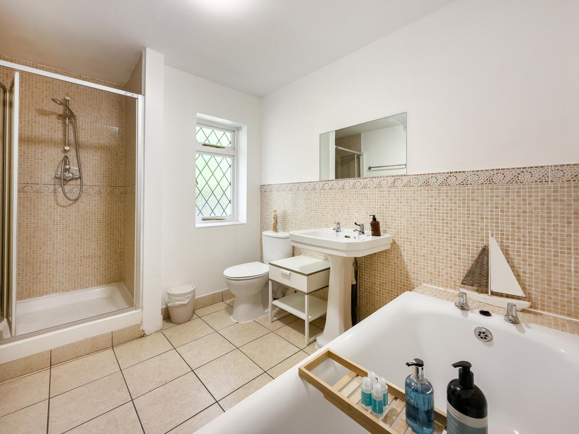 Rural Lodge Stay In Windsor! Hot Tub! Sleeps 20 Bray Bagian luar foto