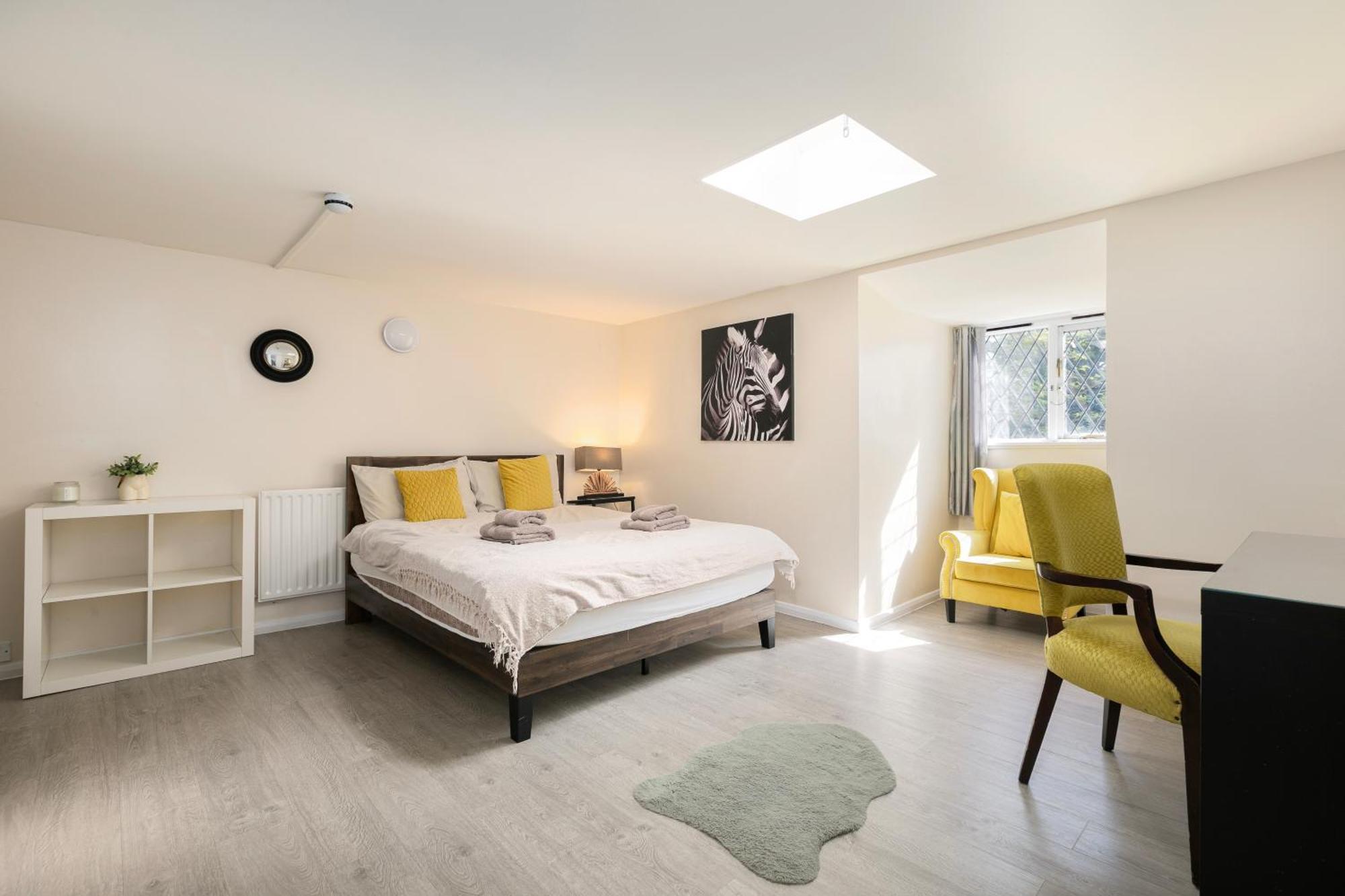Rural Lodge Stay In Windsor! Hot Tub! Sleeps 20 Bray Bagian luar foto