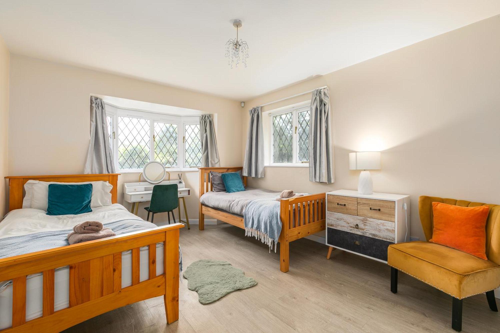Rural Lodge Stay In Windsor! Hot Tub! Sleeps 20 Bray Bagian luar foto