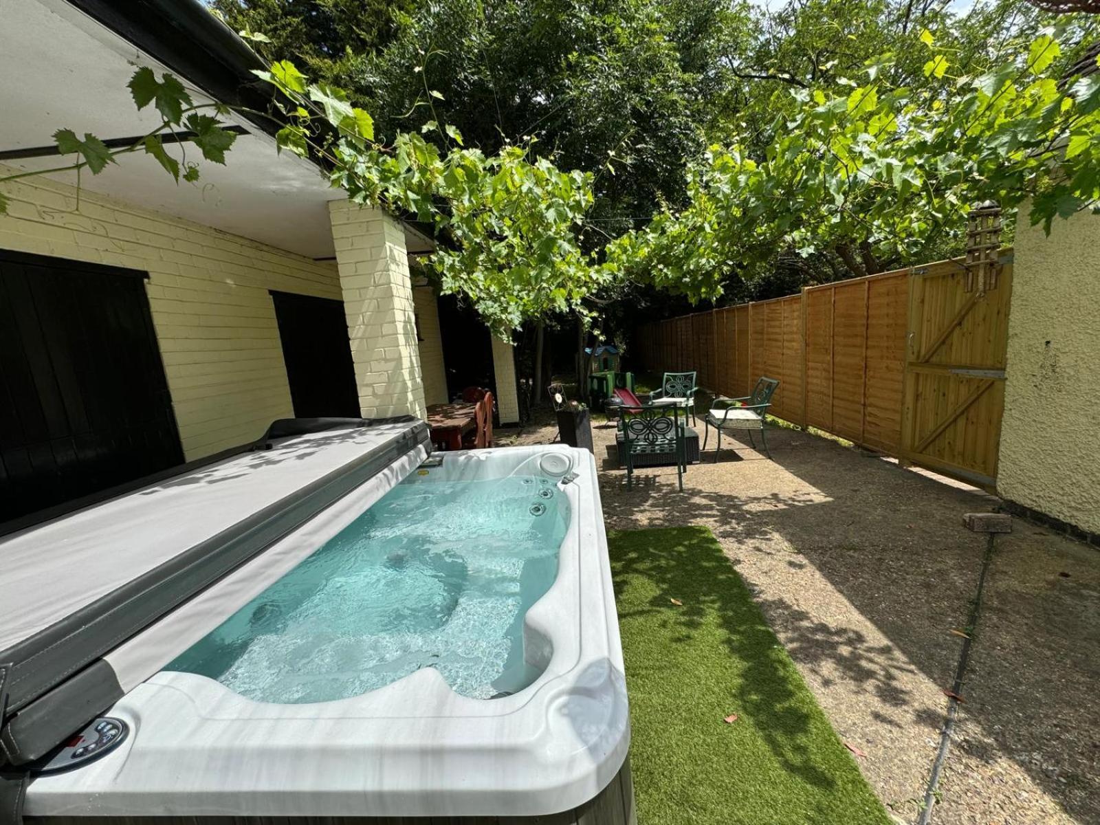 Rural Lodge Stay In Windsor! Hot Tub! Sleeps 20 Bray Bagian luar foto