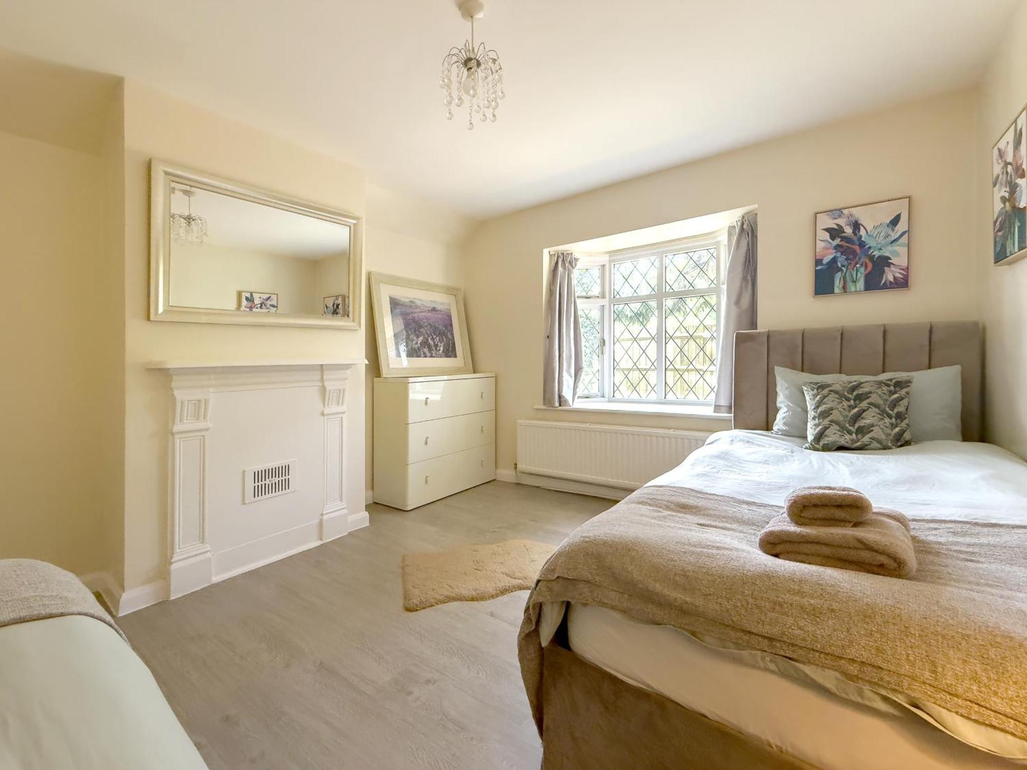 Rural Lodge Stay In Windsor! Hot Tub! Sleeps 20 Bray Bagian luar foto