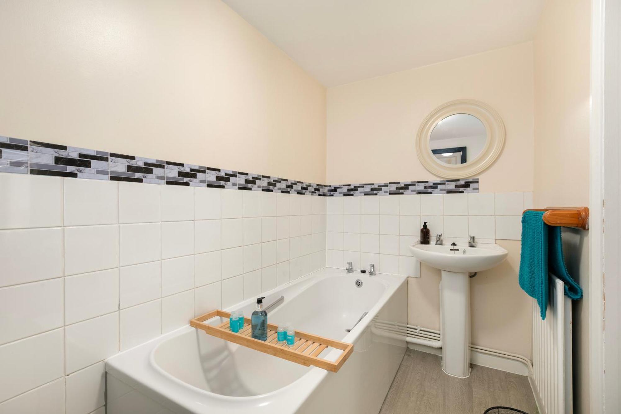 Rural Lodge Stay In Windsor! Hot Tub! Sleeps 20 Bray Bagian luar foto