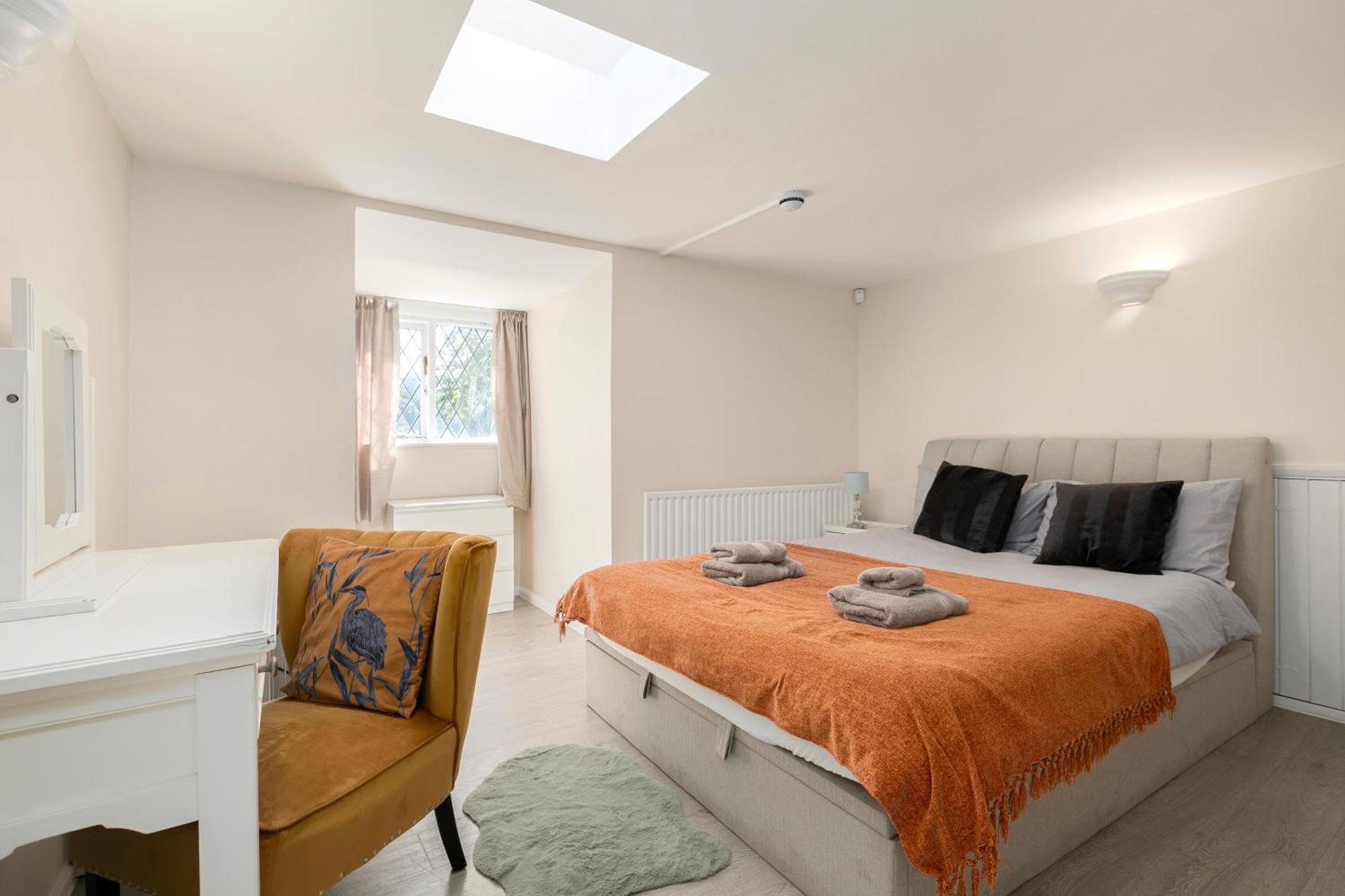 Rural Lodge Stay In Windsor! Hot Tub! Sleeps 20 Bray Bagian luar foto