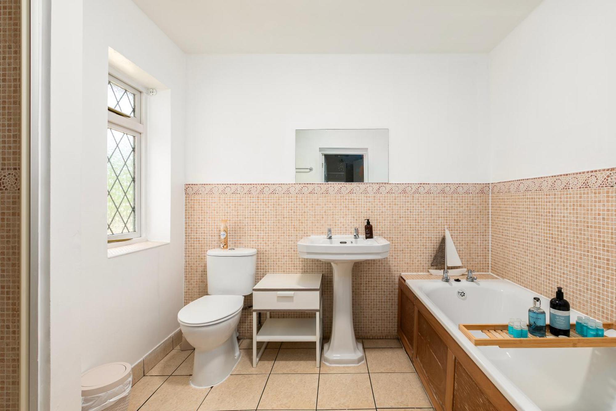 Rural Lodge Stay In Windsor! Hot Tub! Sleeps 20 Bray Bagian luar foto