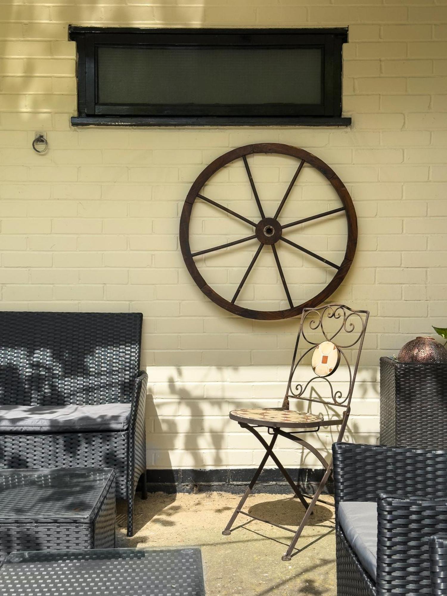 Rural Lodge Stay In Windsor! Hot Tub! Sleeps 20 Bray Bagian luar foto