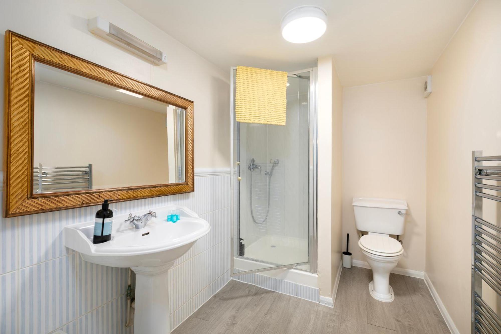 Rural Lodge Stay In Windsor! Hot Tub! Sleeps 20 Bray Bagian luar foto