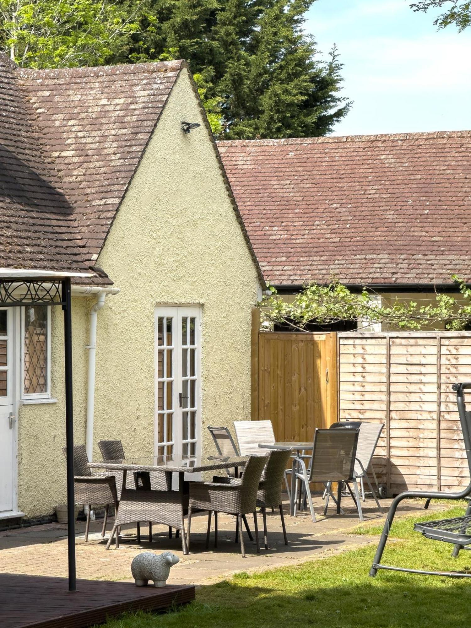 Rural Lodge Stay In Windsor! Hot Tub! Sleeps 20 Bray Bagian luar foto