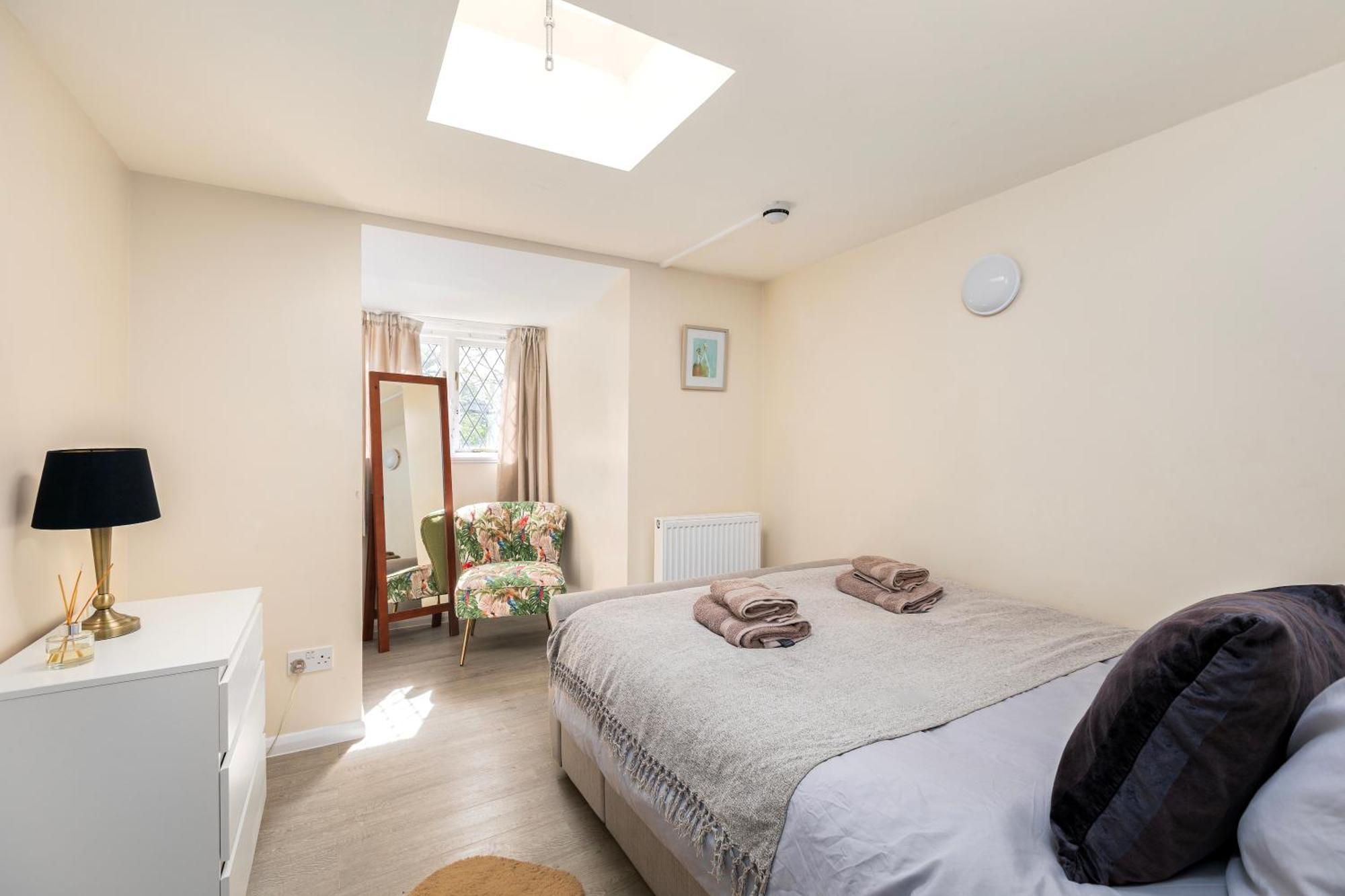 Rural Lodge Stay In Windsor! Hot Tub! Sleeps 20 Bray Bagian luar foto
