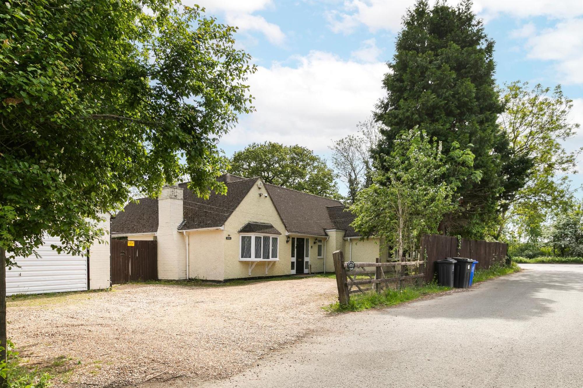 Rural Lodge Stay In Windsor! Hot Tub! Sleeps 20 Bray Bagian luar foto