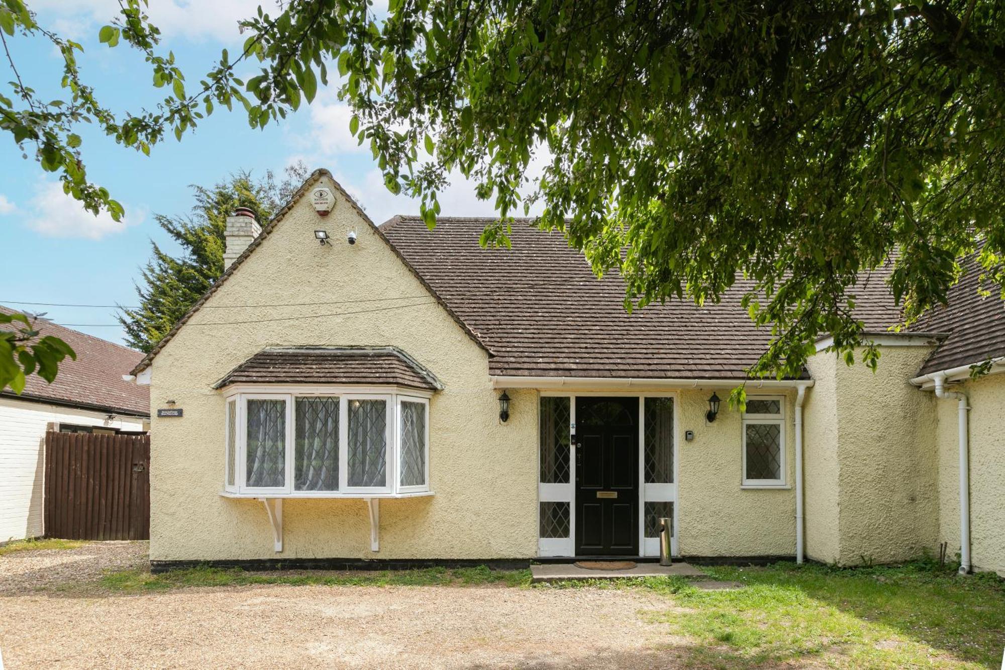 Rural Lodge Stay In Windsor! Hot Tub! Sleeps 20 Bray Bagian luar foto