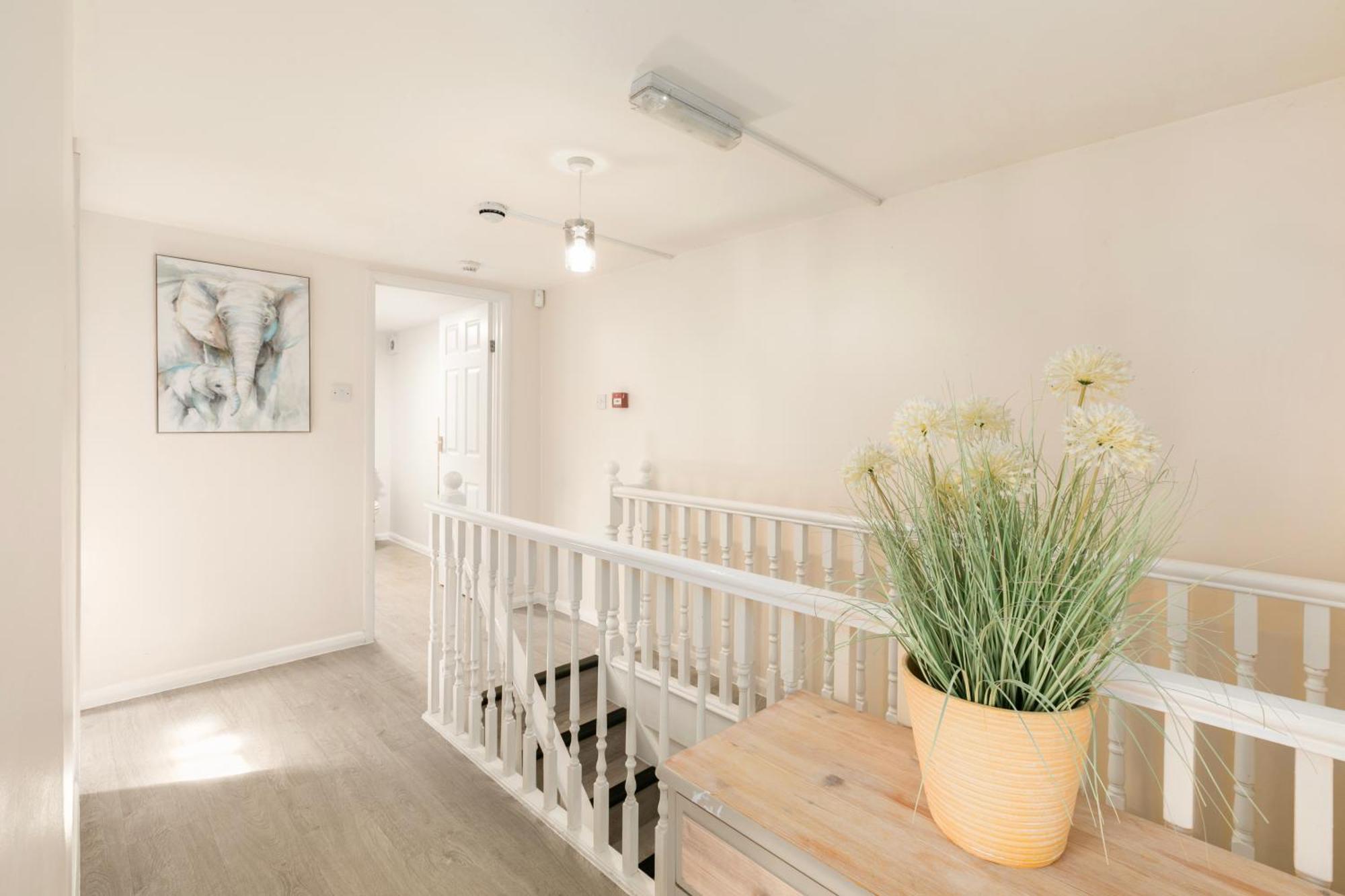 Rural Lodge Stay In Windsor! Hot Tub! Sleeps 20 Bray Bagian luar foto