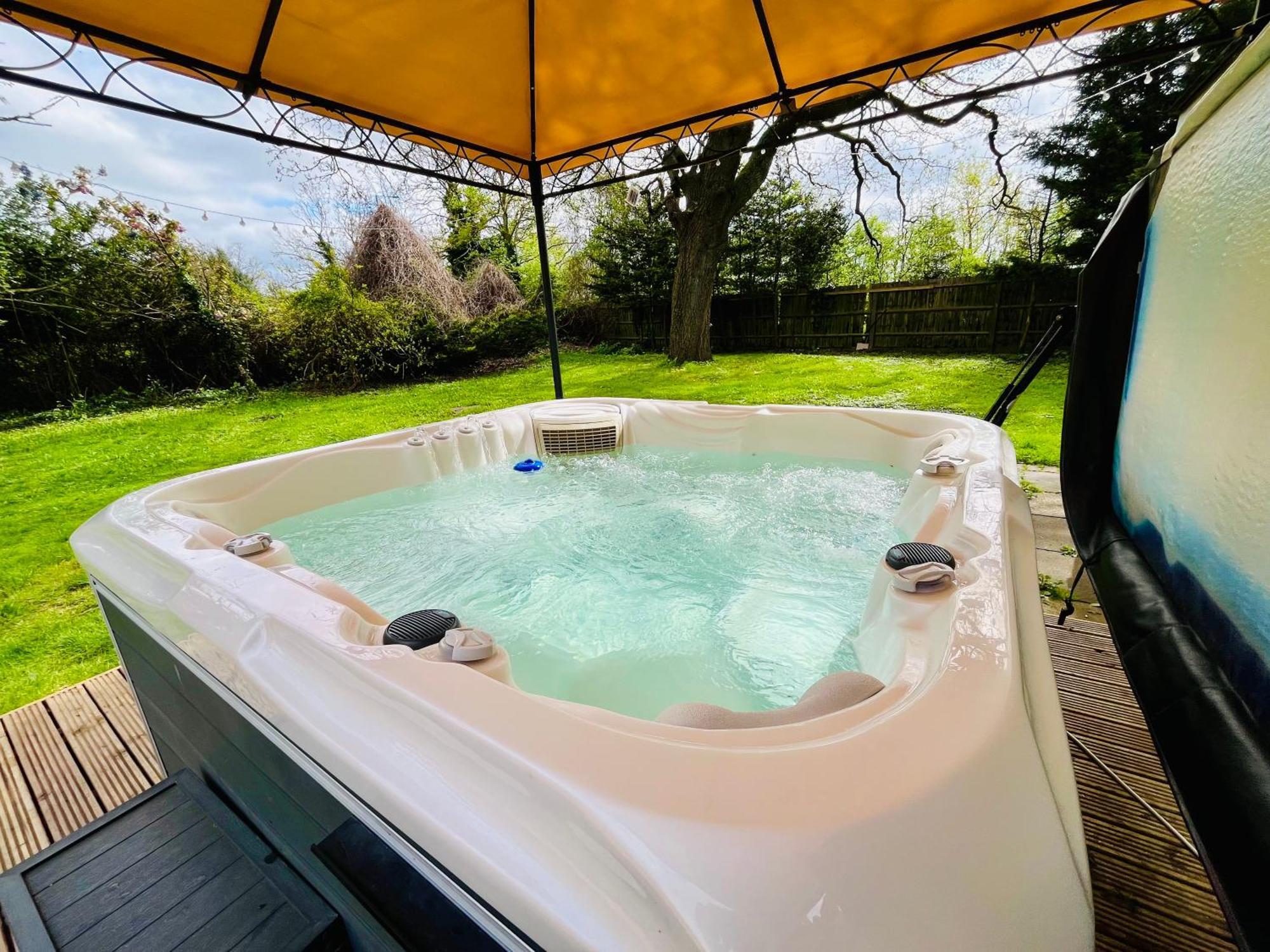 Rural Lodge Stay In Windsor! Hot Tub! Sleeps 20 Bray Bagian luar foto