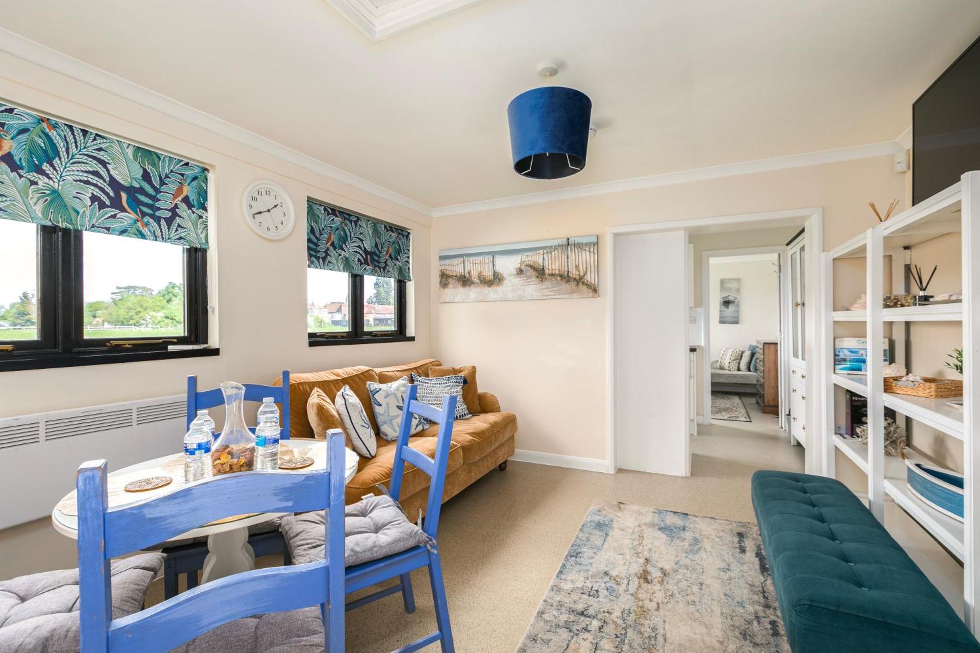 Rural Lodge Stay In Windsor! Hot Tub! Sleeps 20 Bray Bagian luar foto