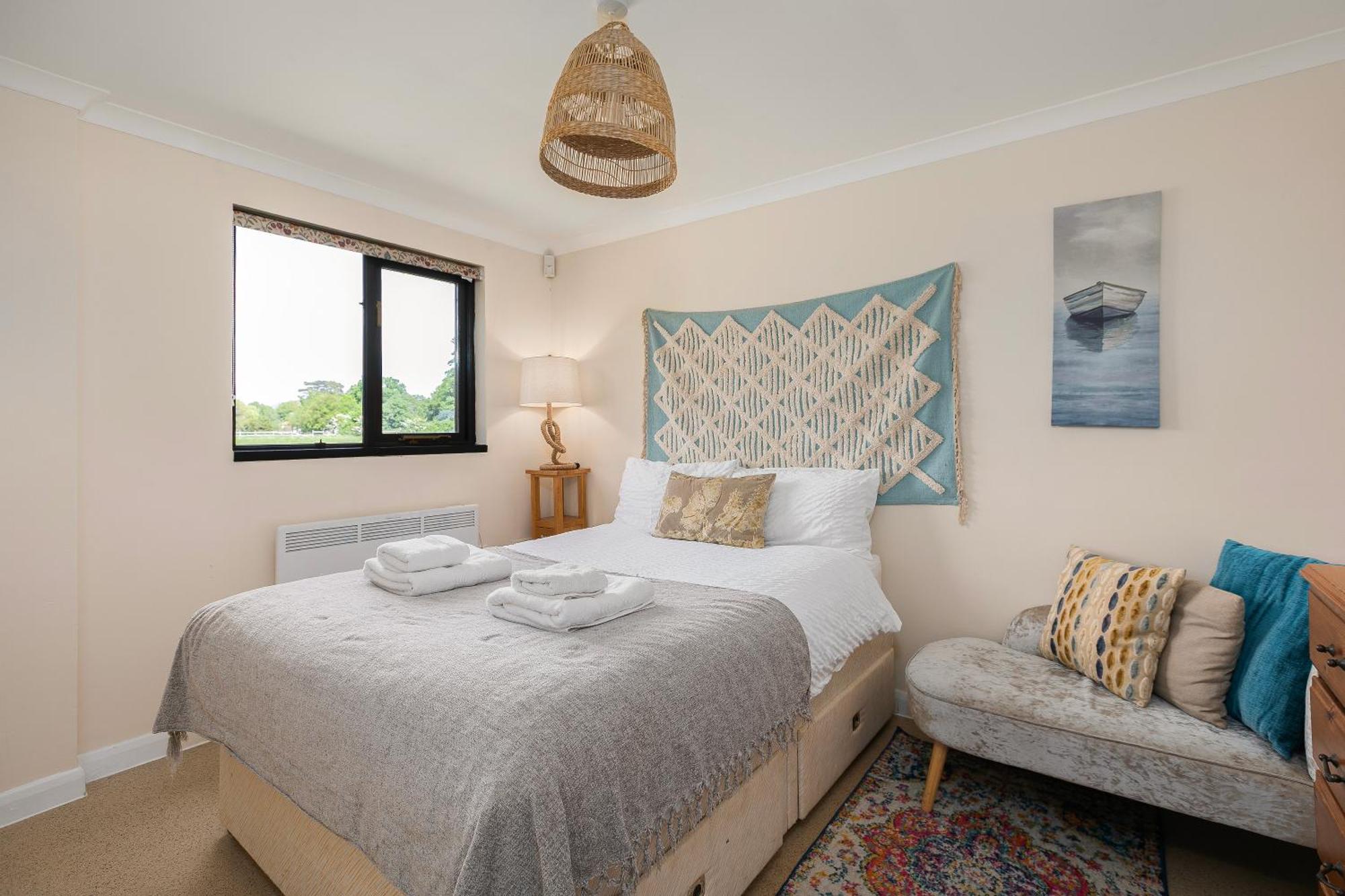 Rural Lodge Stay In Windsor! Hot Tub! Sleeps 20 Bray Bagian luar foto