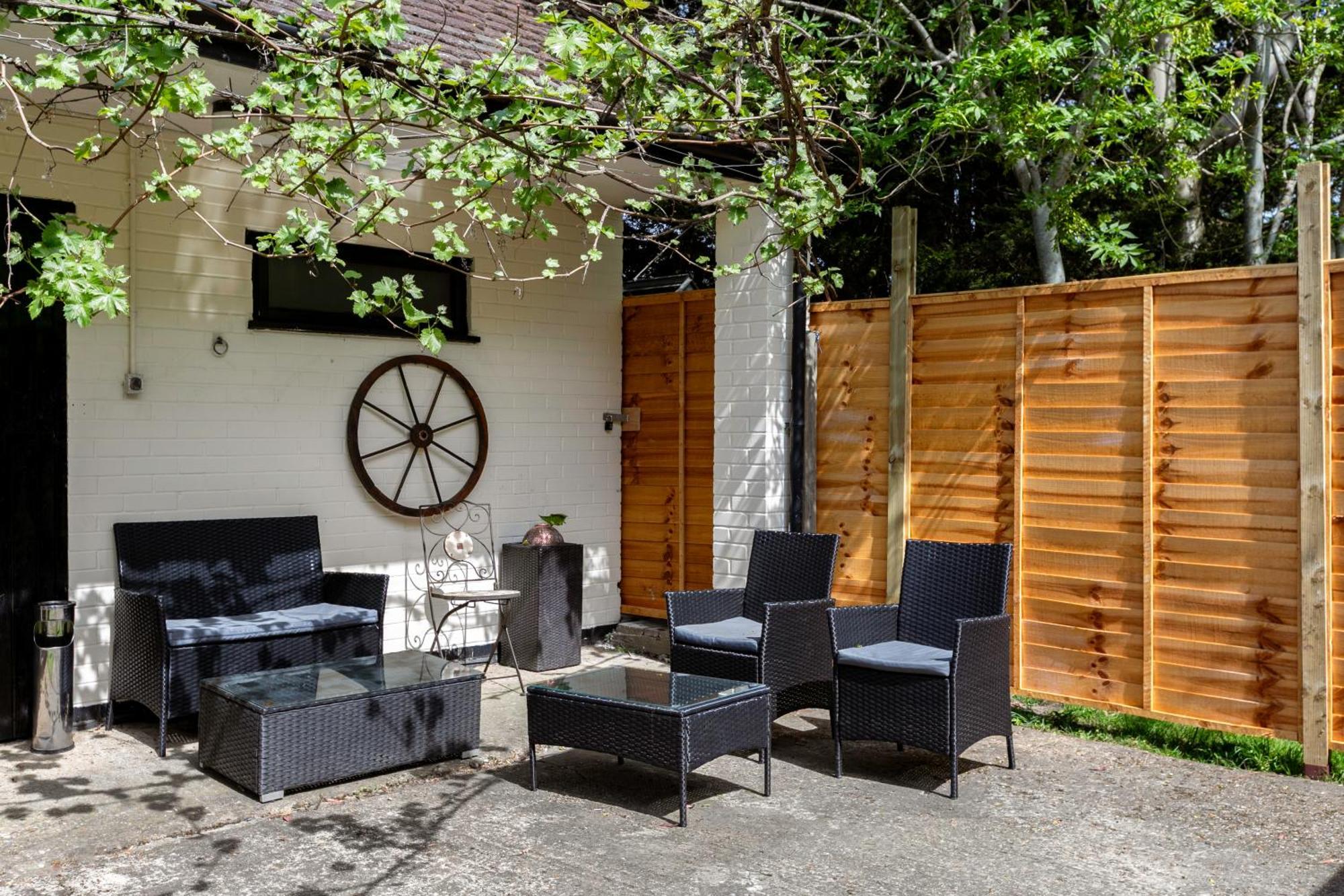 Rural Lodge Stay In Windsor! Hot Tub! Sleeps 20 Bray Bagian luar foto