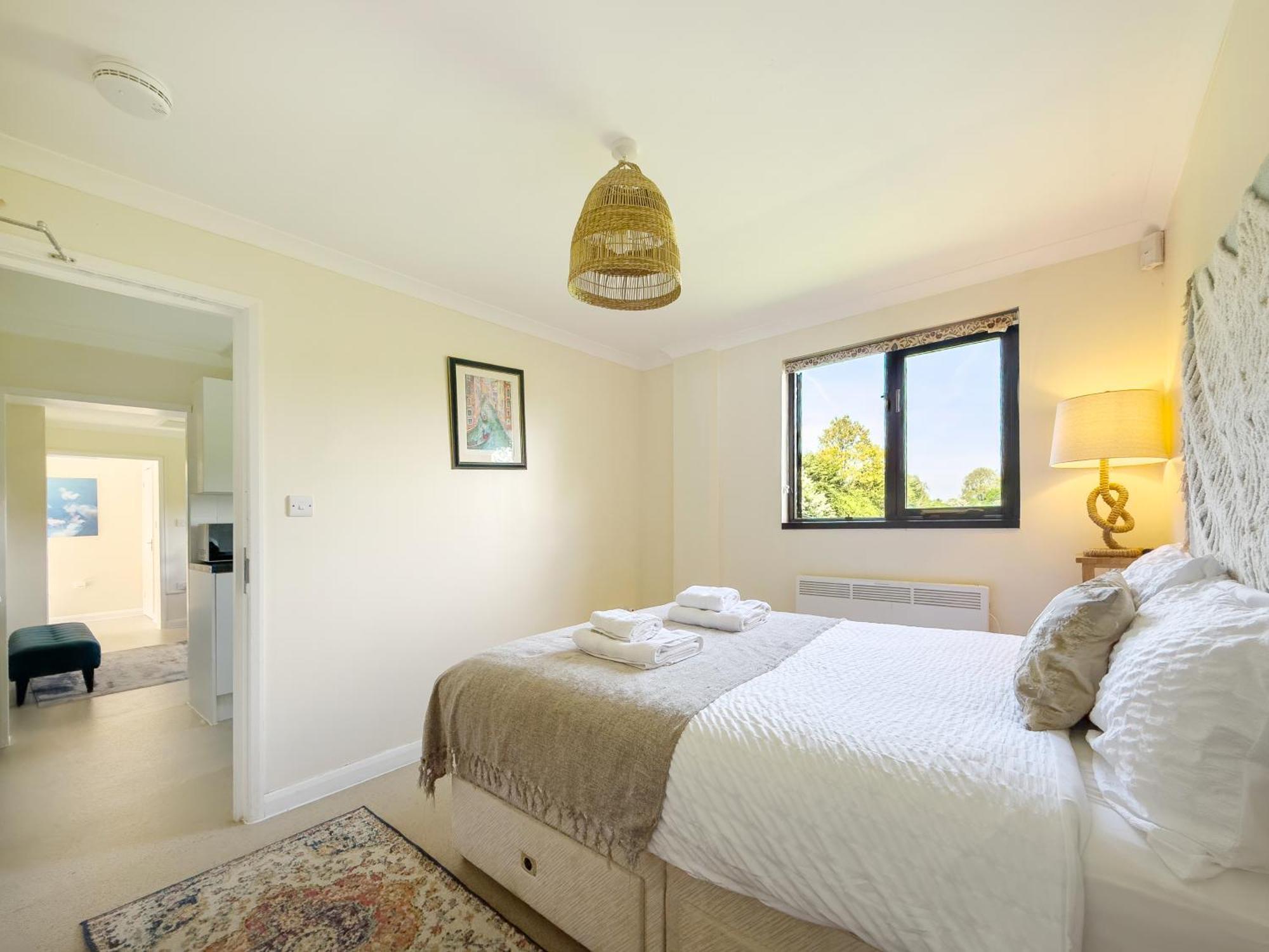 Rural Lodge Stay In Windsor! Hot Tub! Sleeps 20 Bray Bagian luar foto
