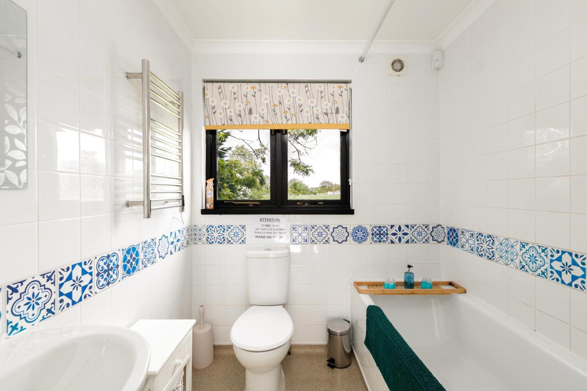 Rural Lodge Stay In Windsor! Hot Tub! Sleeps 20 Bray Bagian luar foto