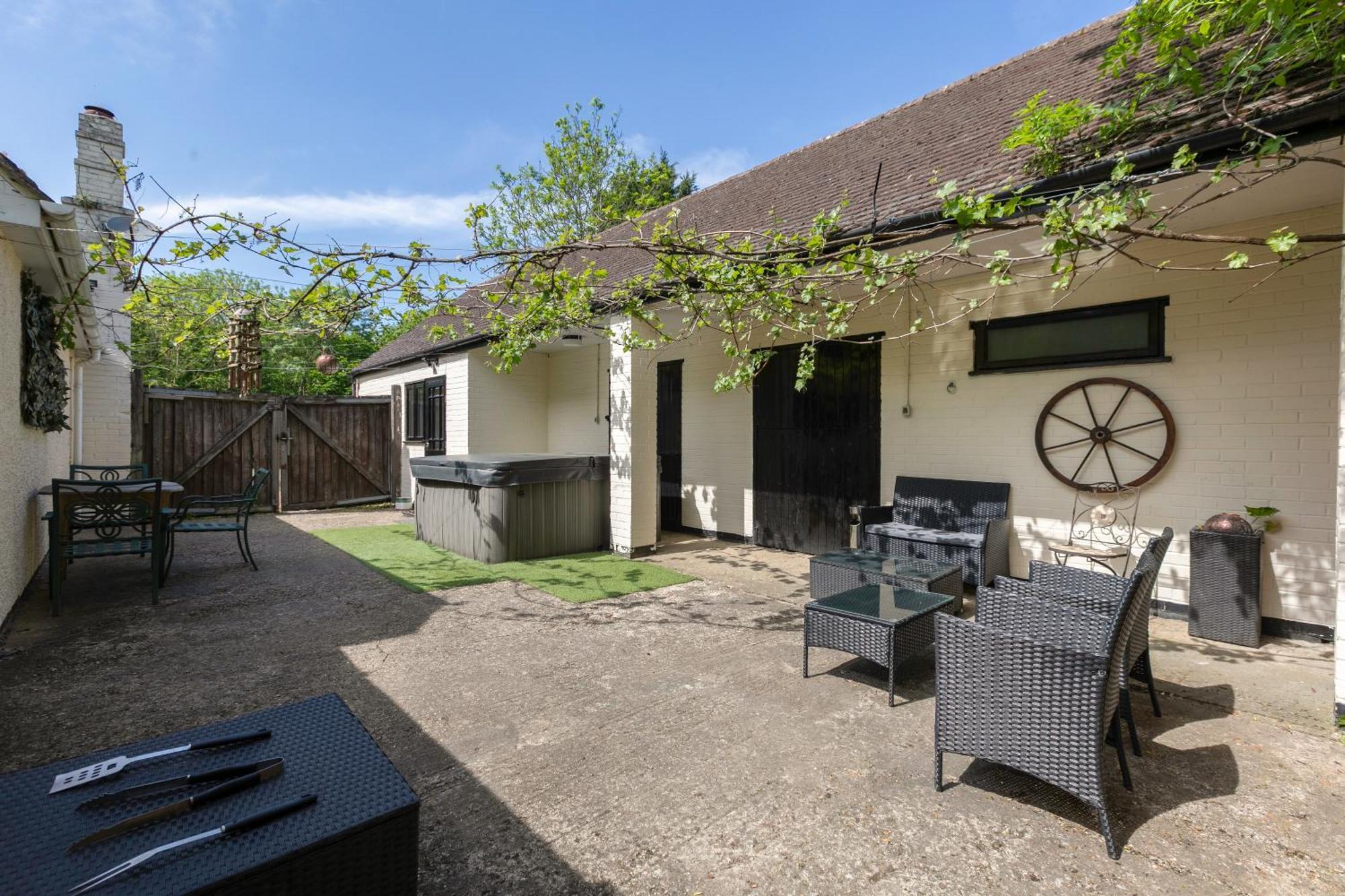 Rural Lodge Stay In Windsor! Hot Tub! Sleeps 20 Bray Bagian luar foto