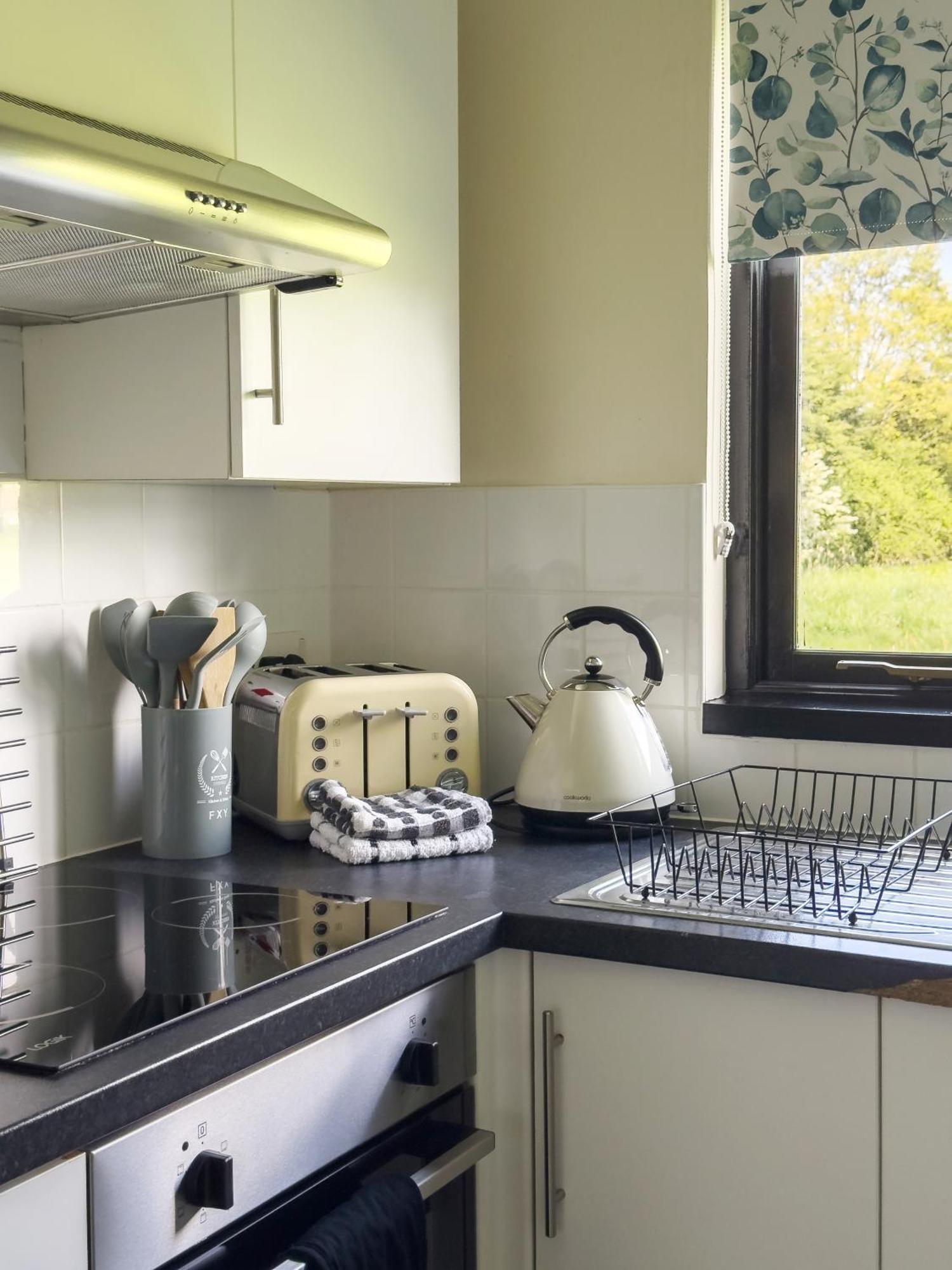 Rural Lodge Stay In Windsor! Hot Tub! Sleeps 20 Bray Bagian luar foto