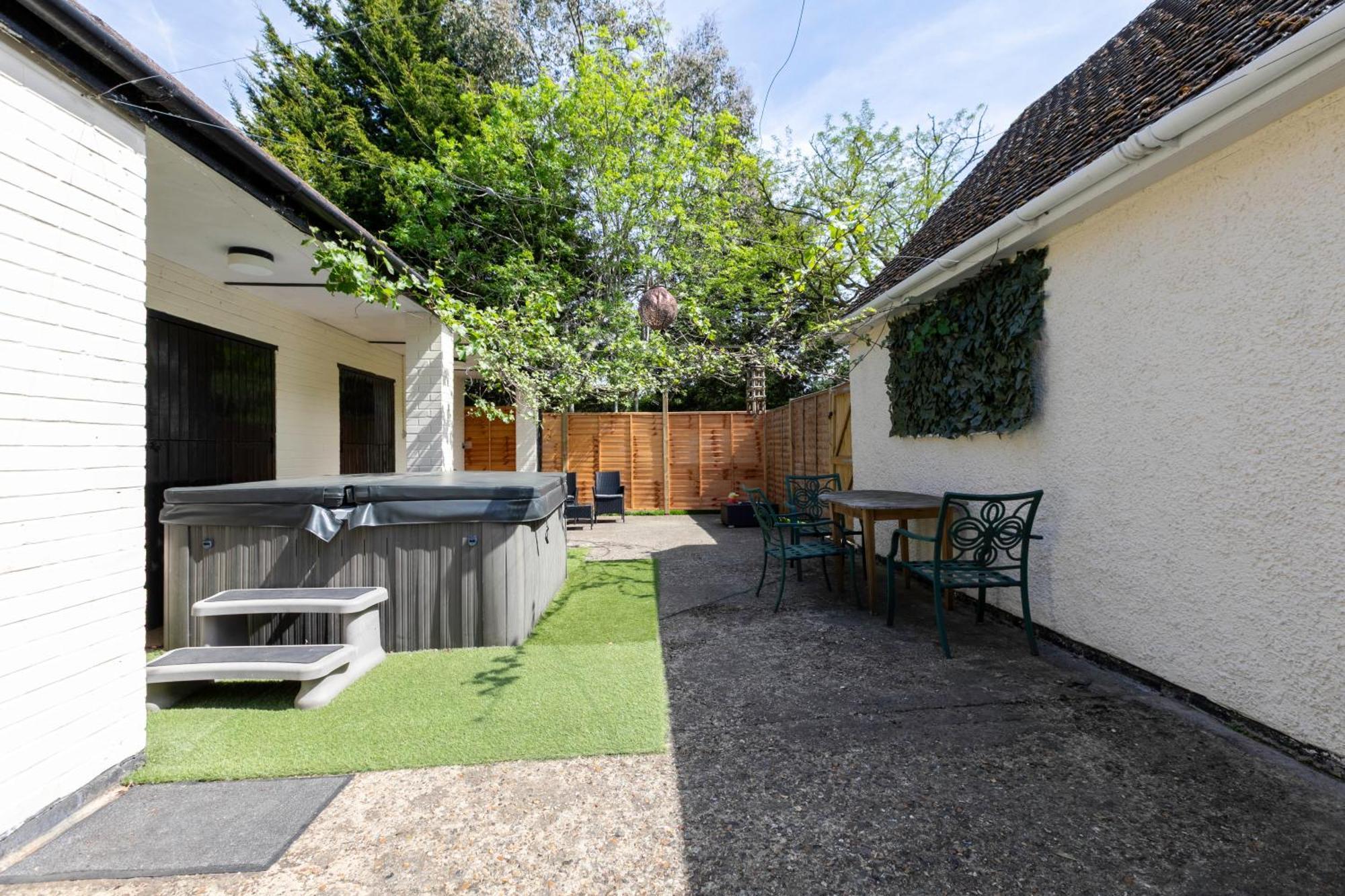 Rural Lodge Stay In Windsor! Hot Tub! Sleeps 20 Bray Bagian luar foto