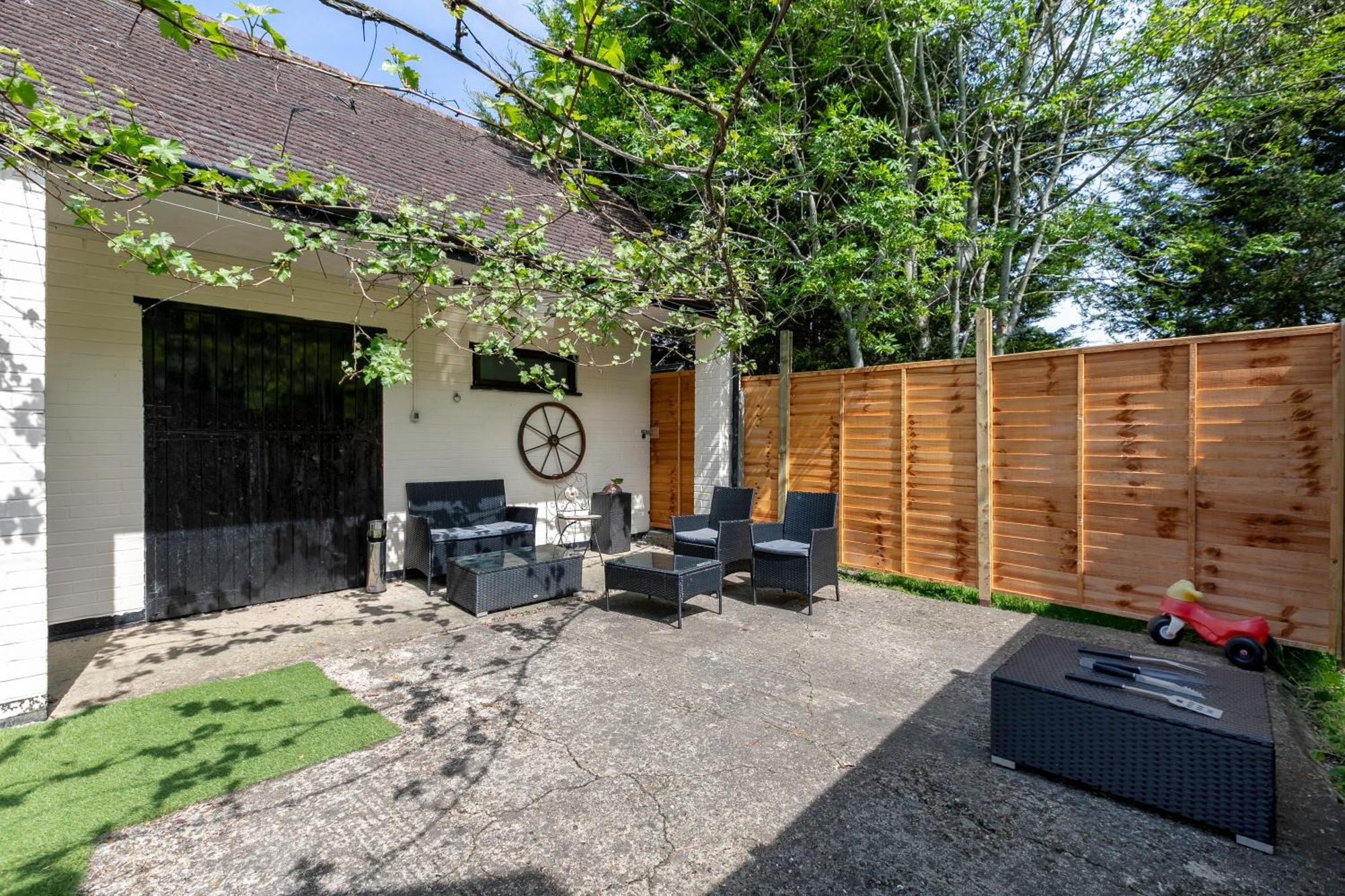 Rural Lodge Stay In Windsor! Hot Tub! Sleeps 20 Bray Bagian luar foto
