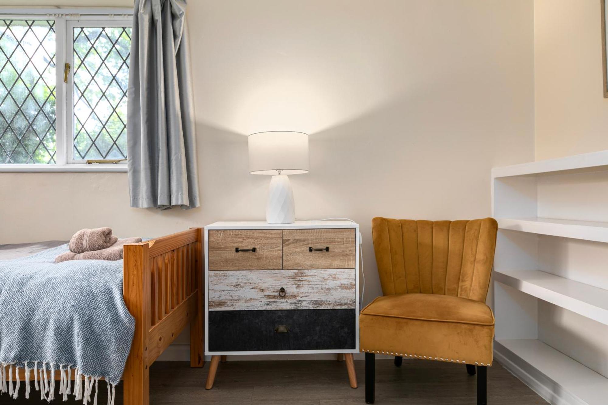 Rural Lodge Stay In Windsor! Hot Tub! Sleeps 20 Bray Bagian luar foto